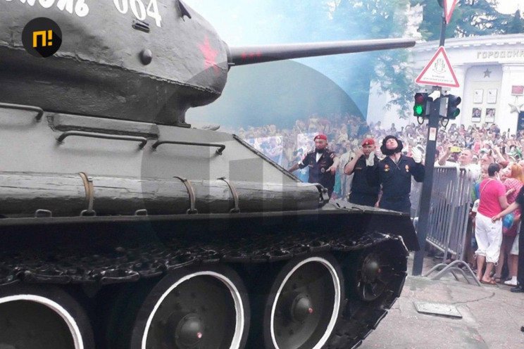 Путинские танки едва не раздавили людей…