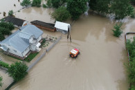 Потоп в Україні: Вода знищила і пошкодил…