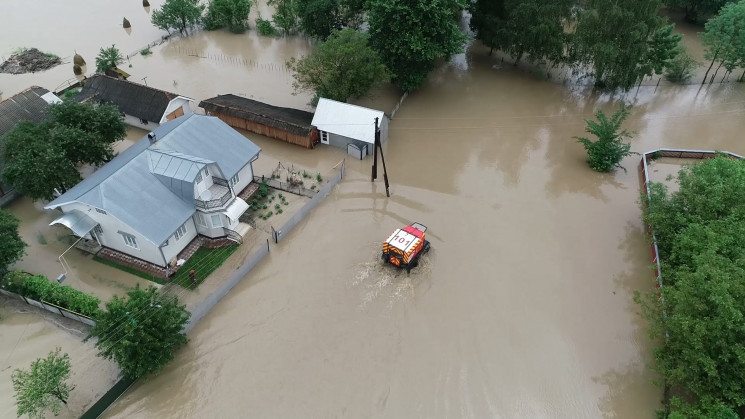 Потоп в Україні: Вода знищила і пошкодил…