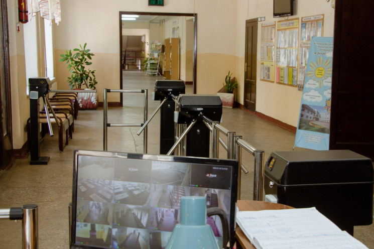 В школе Днипра установили систему видеон…