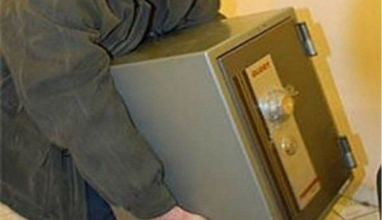 На Тернопільщині злодії поцупили сейф з…