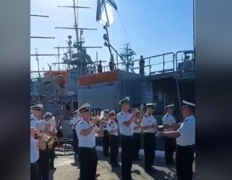 На буксире ВМС Украины "Яны Капу" поднял…