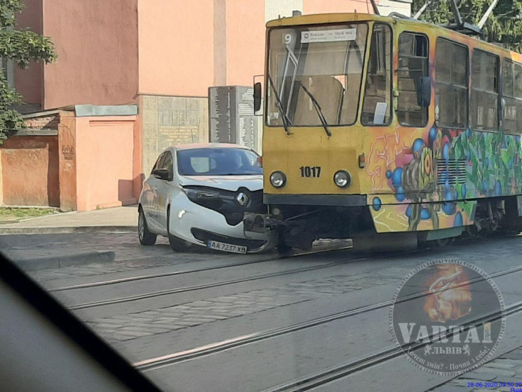Київський автомобіль вдарив у Львові тра…