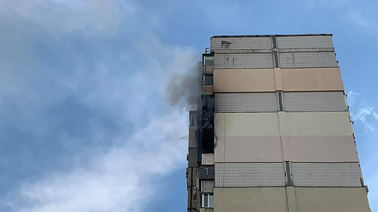 В Киеве на Позняках горит многоэтажка во…