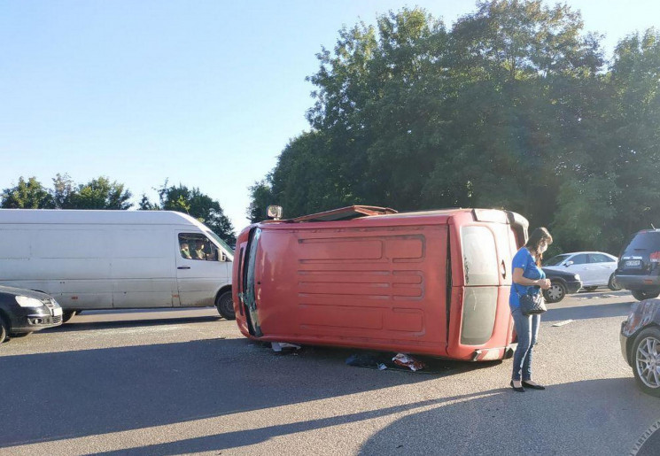 У Львові автомобіль перекинувся після ДТ…