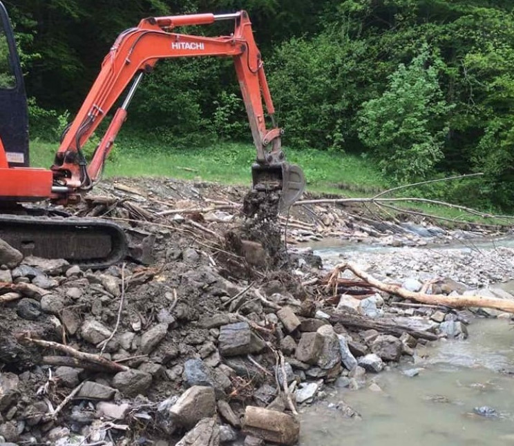 Лісівники Прикарпаття розчищають дороги…