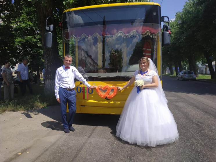 В Сумах сыграли свадьбу в троллейбусе…