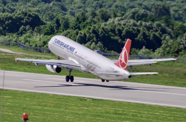 Туреччина відновила авіасполучення зі Ль…