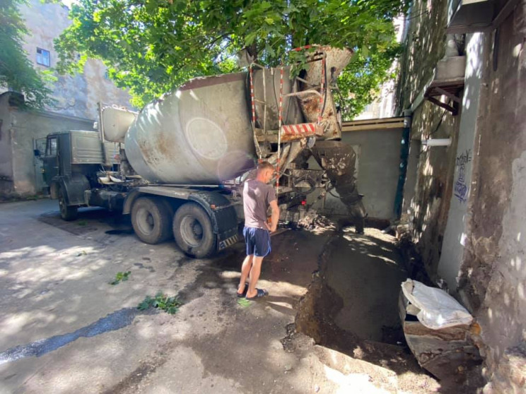 В Одессе залили бетоном незаконный подва…