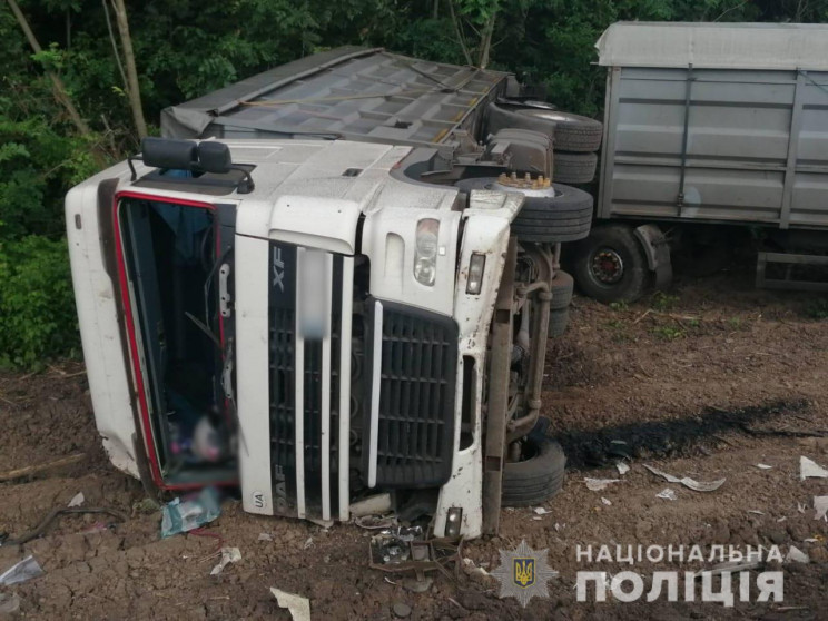 На Харківщині біля траси знайшли перекин…