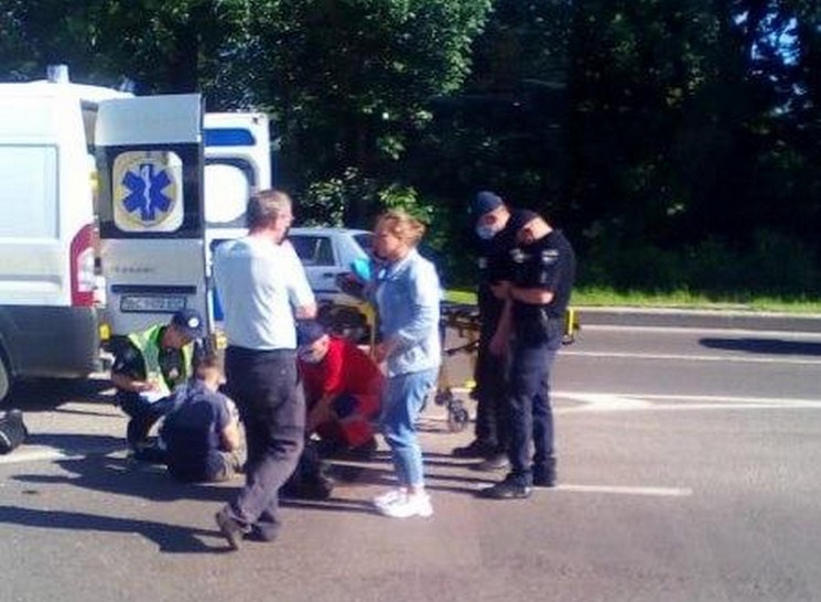 У Львові автомобіль збив мотоцикліста (Ф…