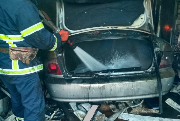 На Дніпропетровщині у гаражі згоріла авт…