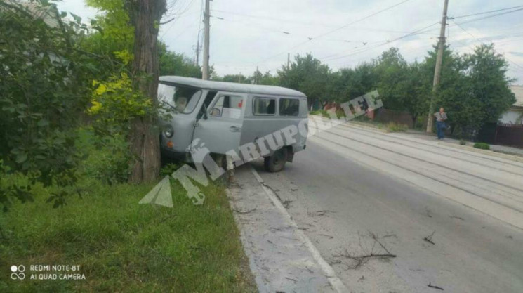 В Мариуполе автомобиль военных медиков в…