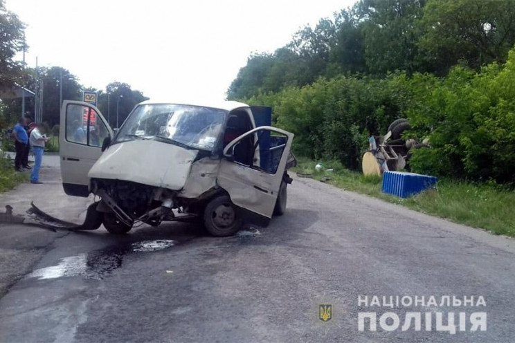 Посеред Нової Ушиці одразу два молоковоз…