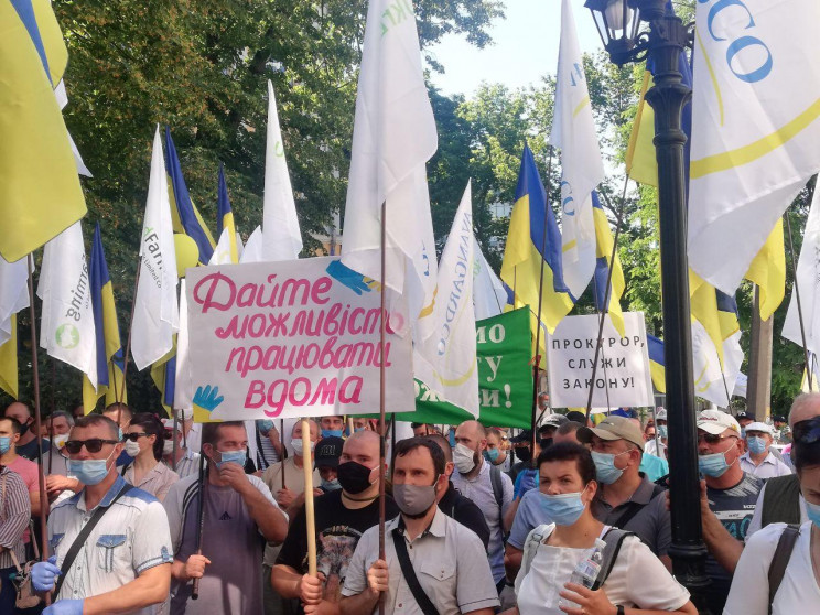 Farmers rally in Kyiv demanding to close…