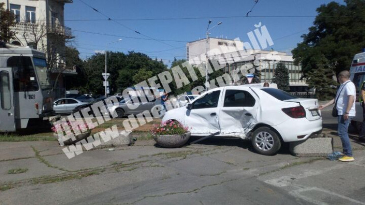 У центрі Дніпра через зіткнення двох авт…