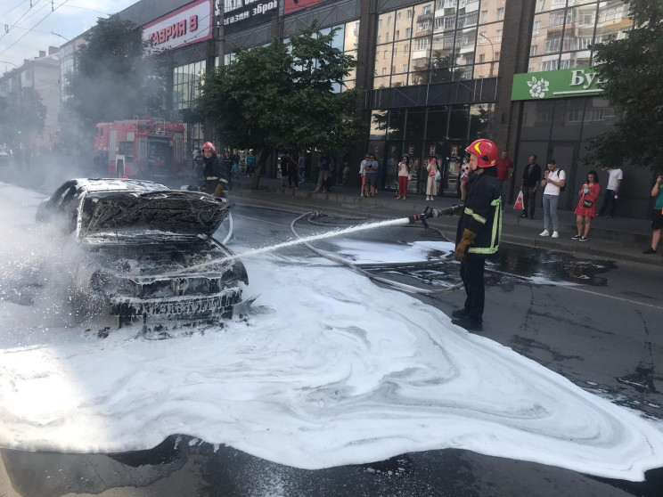 У центрі Хмельницького згоріла автівка…