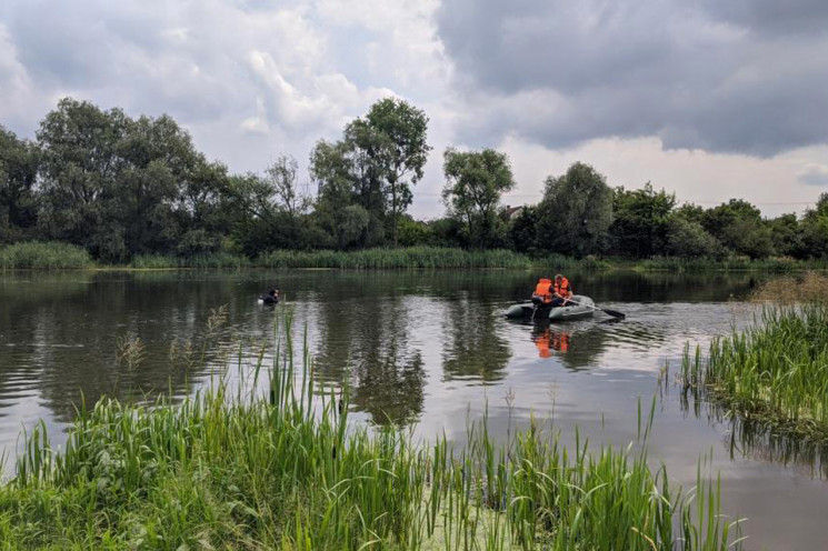 На Хмельниччині з річки дістали тіла дво…