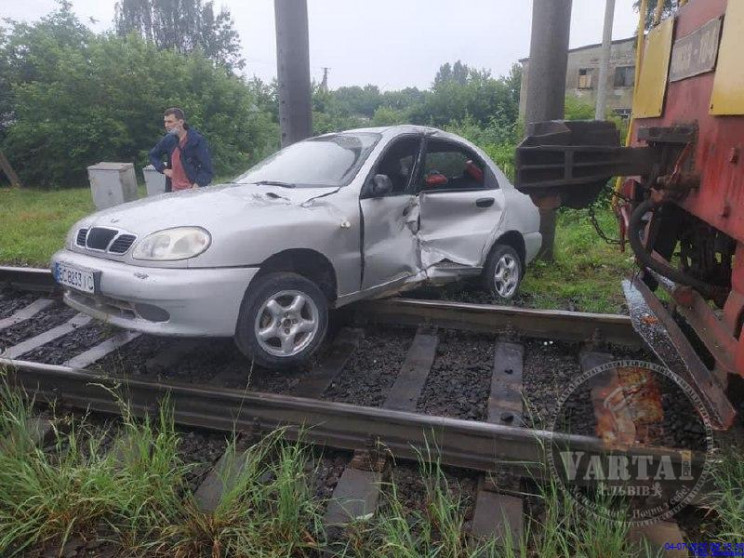 У Львові тепловоз протаранив автомобіль…