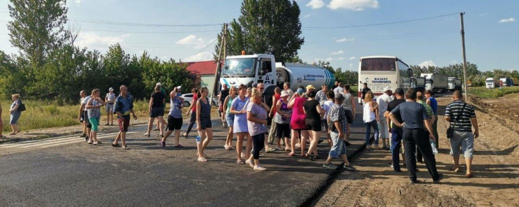 В Харьковской области селяне заблокирова…