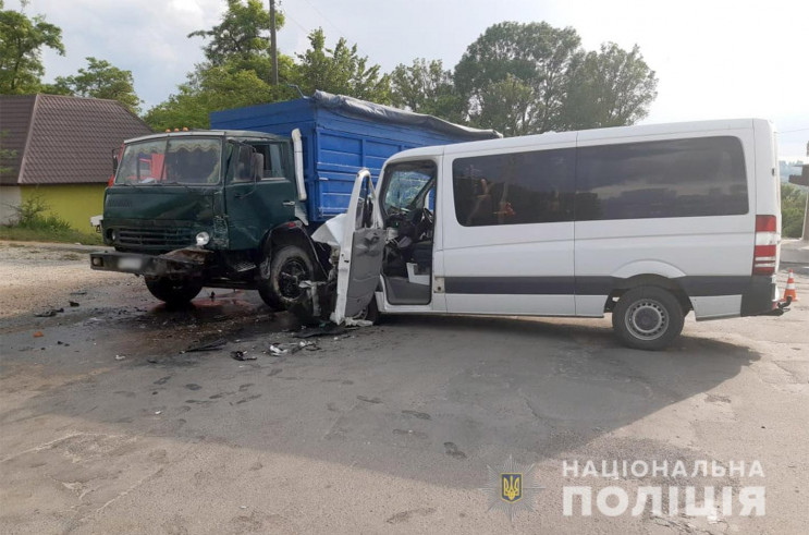 На Хмельниччині бус врізався у вантажівк…