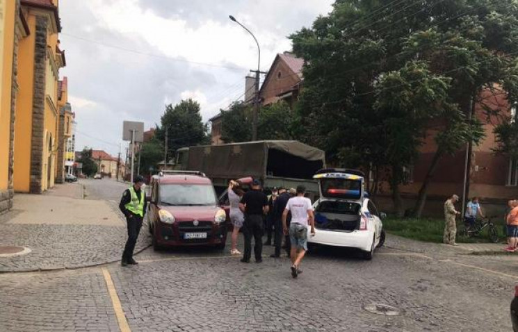 ДТП у Мукачеві: Військова вантажівка зіш…