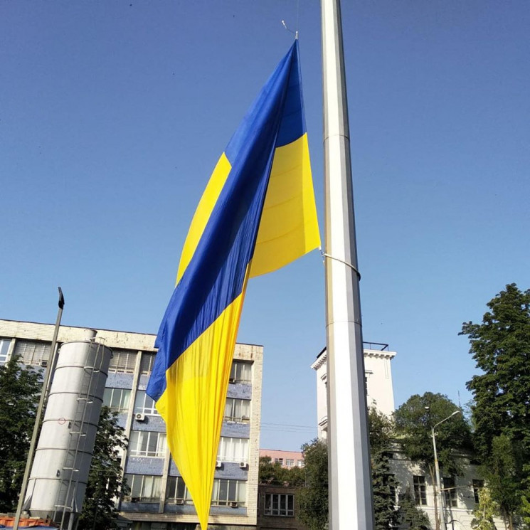 У Дніпрі замінили найбільший прапор Укра…