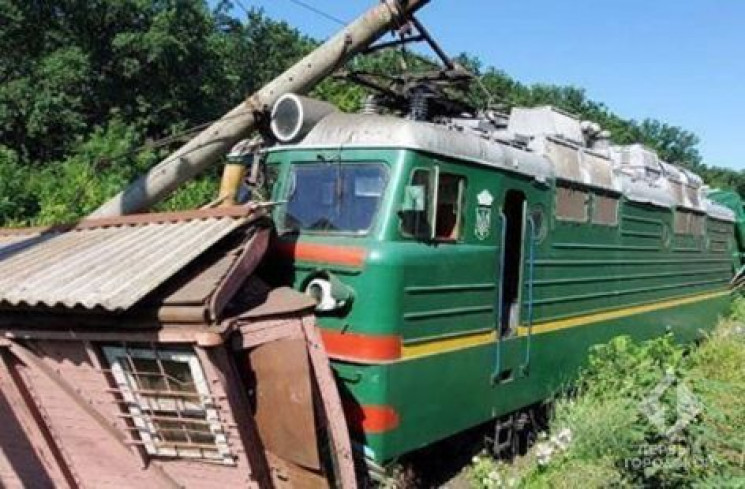 Вантажний потяг з Одеси протаранив будів…