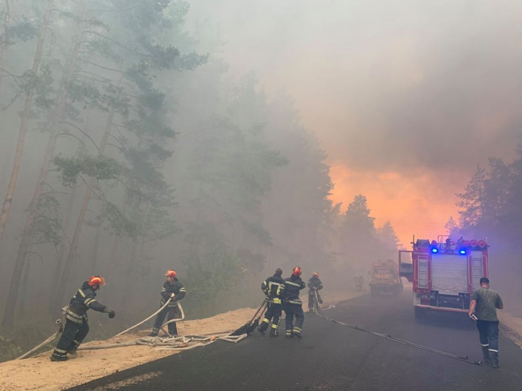 На Луганщині вогонь з палаючого лісу пер…