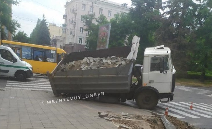 На центральному проcпекті Дніпра провали…