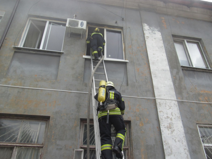 У Запоріжжі спалахнув гуртожиток – люди…