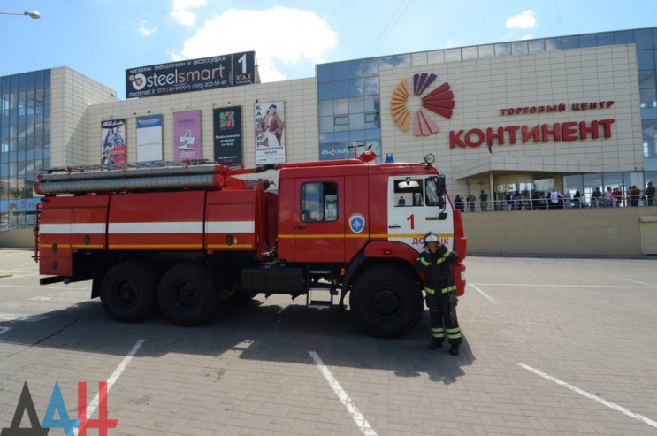 У Донецьку дівчина погрожує підірвати ТР…