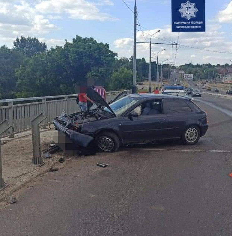 В Харькове на мосту иномарка врезалась в…