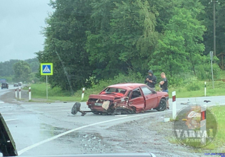 ДТП: Біля Миколаєва автомобіль розсипавс…