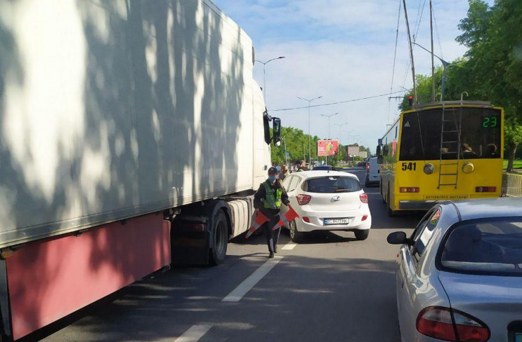 У Львові зіткнулися вантажівка і легкови…