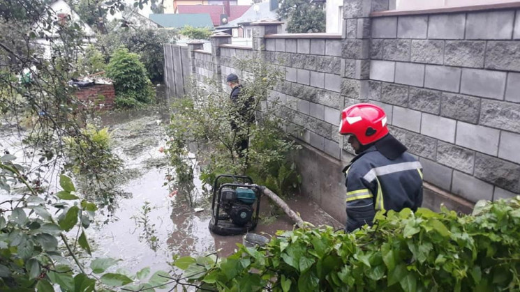 Як у Дубні рятувальники відкачують воду…