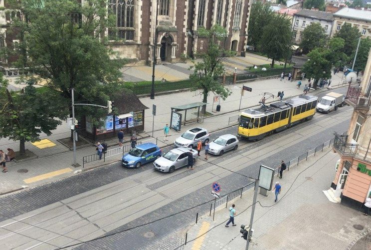 ДТП зупинила рух трамваїв у Львові (ФОТО…