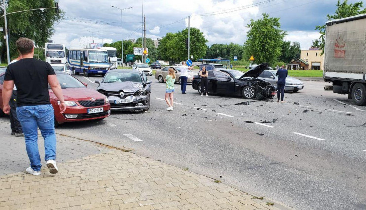 На виїзді зі Львова зіткнулися кілька ав…