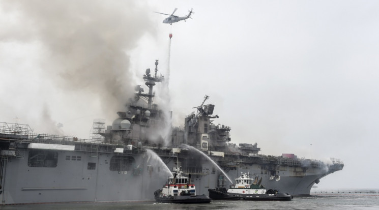 У США досі горить військовий корабель: У…