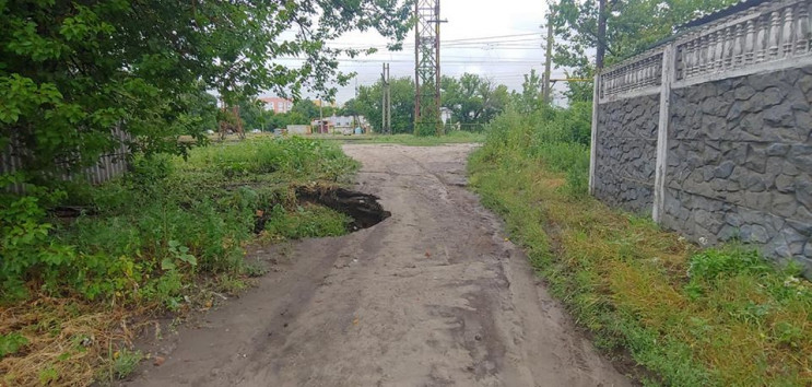 В Харькове ушел под землю кусок дороги с…