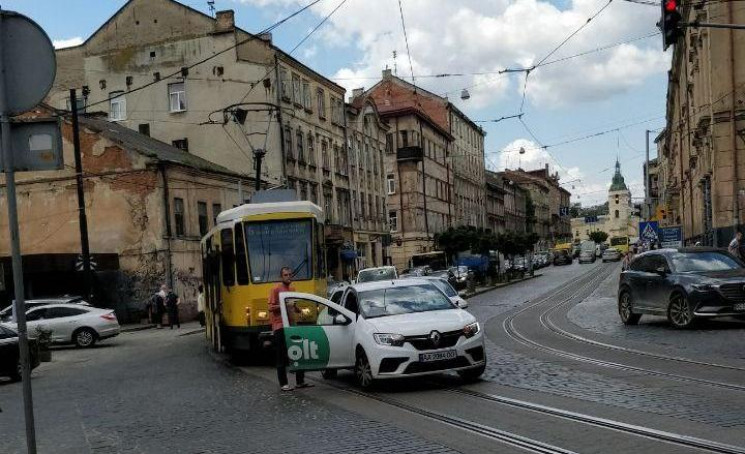 У Львові трамвай протаранив таксі (ФОТО)…