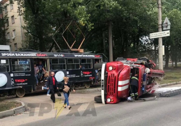 В Харькове трамвай протаранил пожарную м…