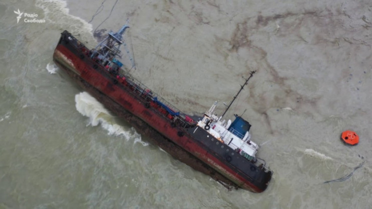 В Одессе из танкера Delfi снова вытекли…