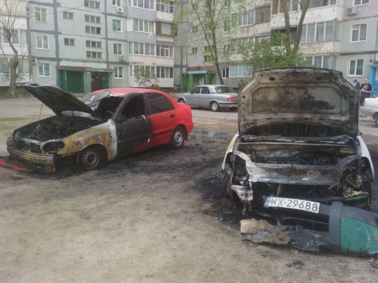 У Запоріжжі вщент згоріли дві автівки…