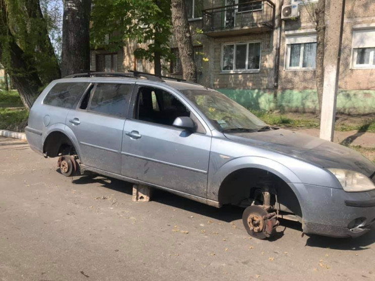 У Кам'янському у покинутої іномарки знял…