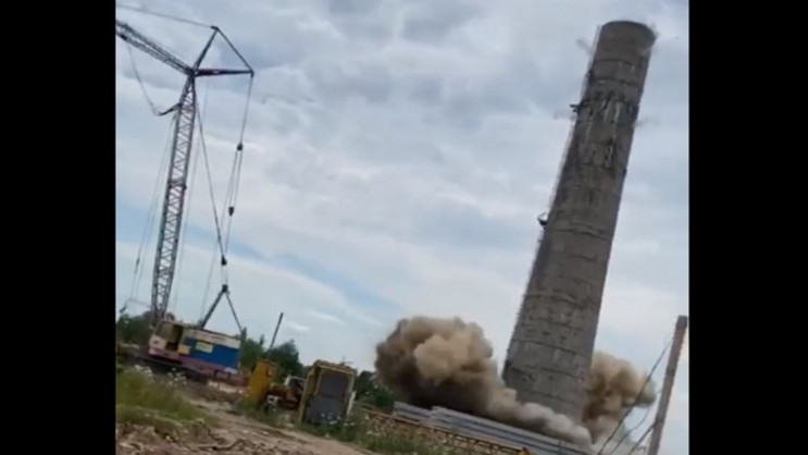В Ужгороде взорвали 59-метровую трубу ст…