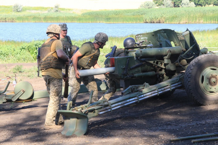 Боевики обстреляли украинских военных вб…