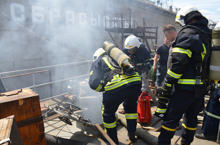 У Миколаєві спалахнув десантний корабель…