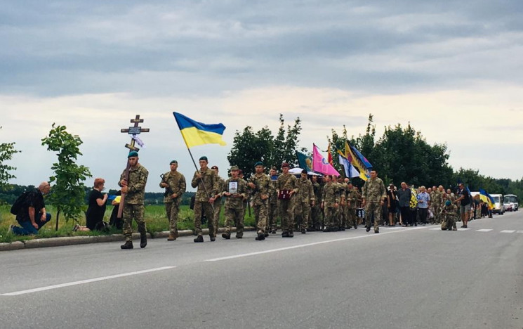 На Донеччині люди навколішках прощалися…