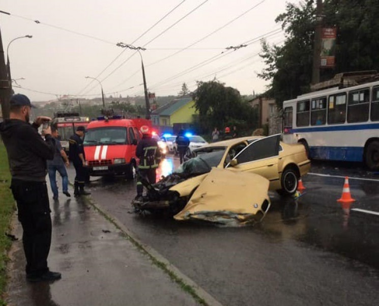 У Хмельницькому "беха" протаранила троле…